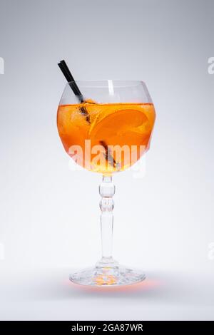 apéritif spritz avec orange et glace sur fond blanc Banque D'Images