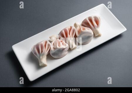 boulettes géorgiennes à la viande ou à la fraise douce khinkali sur fond noir Banque D'Images