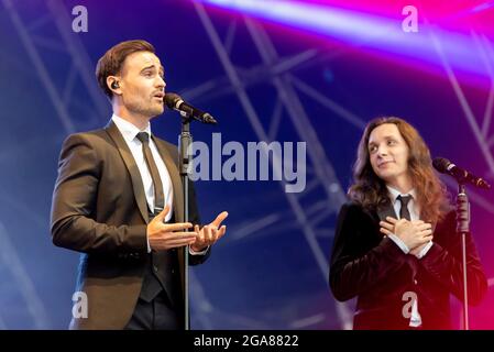 Michael Auger de Collabro se présentant en direct lors d'un festival de musique à Maldon, Essex, Royaume-Uni en juillet 2021, après la fin des restrictions COVID avec Tom Redgrave Banque D'Images