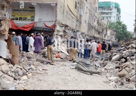 Karachi, Pakistan, 29 juillet 2021 : opération anti-empiétement en cours de démolition d'empiétement illégal lors d'une opération anti-empiétement sous la supervision de la Karachi Municipal Corporation (KMC), au marché Jubilé de Karachi le jeudi 29 juillet 2021. Credit: Asianet-Pakistan/Alamy Live News Banque D'Images