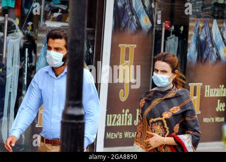 Karachi, Pakistan, 29 juillet 2021: Les citoyens portent un masque antiviral en raison de l'augmentation du nombre de cas de coronavirus comme mesure préventive contre la propagation du coronavirus (COVID-19), à Karachi le jeudi 29 juillet 2021. Credit: Asianet-Pakistan/Alamy Live News Banque D'Images