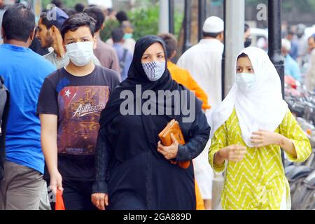 Karachi, Pakistan, 29 juillet 2021: Les citoyens portent un masque antiviral en raison de l'augmentation du nombre de cas de coronavirus comme mesure préventive contre la propagation du coronavirus (COVID-19), à Karachi le jeudi 29 juillet 2021. Credit: Asianet-Pakistan/Alamy Live News Banque D'Images