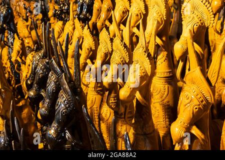 Chevaux, célèbres poupées d'animaux en terre cuite, fabriqués à Bishnupur, Bankura, Bengale-Occidental, à vendre à la foire de l'artisanat à Kolkata. Banque D'Images