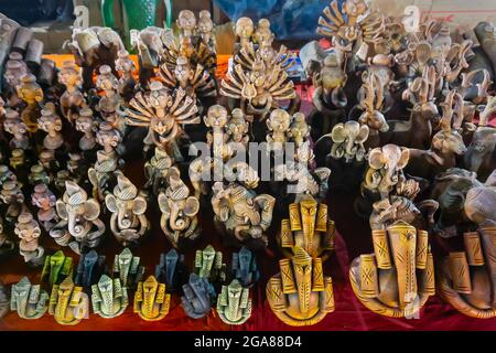 Haut en couleur Seigneur Ganesha et déesse Durga , poupées en terre cuite exposées, faites à Krishnanagar, Nadia, Bengale-Occidental, A vendre dans la foire de l'artisanat à Kolkata Banque D'Images