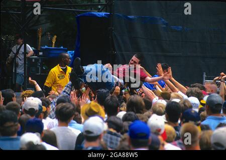 Saugerties, New York. 8-12-1994 foule à l'ouverture du concert. Woodstock '94 était un festival de musique organisé pour commémorer le 25e anniversaire du festival original de Woodstock en 1969. Il a été promu « 2 jours de paix et de musique de plus ». L'affiche utilisée pour promouvoir le premier concert a été révisée pour présenter deux oiseaux perchés sur un fretboard de guitare, au lieu du premier. Le concert était prévu pour les 13 et 14 août 1994, mais un troisième jour (le 12 août) a été ajouté. Le temps pendant le week-end était pluvieux, et le samedi, une grande partie du champ s'était transformée en boue. L'événement t Banque D'Images