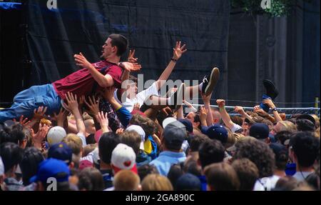 Saugerties, New York. 8-12-1994 foule à l'ouverture du concert. Woodstock '94 était un festival de musique organisé pour commémorer le 25e anniversaire du festival original de Woodstock en 1969. Il a été promu « 2 jours de paix et de musique de plus ». L'affiche utilisée pour promouvoir le premier concert a été révisée pour présenter deux oiseaux perchés sur un fretboard de guitare, au lieu du premier. Le concert était prévu pour les 13 et 14 août 1994, mais un troisième jour (le 12 août) a été ajouté. Le temps pendant le week-end était pluvieux, et le samedi, une grande partie du champ s'était transformée en boue. L'événement t Banque D'Images