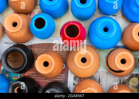 Beaux pots de terre cuite colorés peints, oeuvres d'artisanat, à vendre pendant la foire de l'artisanat à Kolkata. Banque D'Images