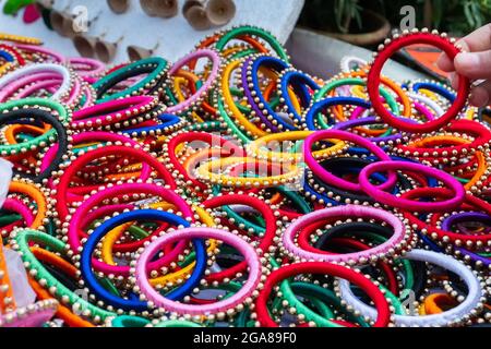 Bracelets indiens colorés, objets artisanaux, exposés lors de la foire de l'artisanat à Kolkata - la plus grande foire artisanale d'Asie. Banque D'Images