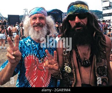 Saugerties, New York. 8-12-1994 foule à l'ouverture du concert. Woodstock '94 était un festival de musique organisé pour commémorer le 25e anniversaire du festival original de Woodstock en 1969. Il a été promu « 2 jours de paix et de musique de plus ». L'affiche utilisée pour promouvoir le premier concert a été révisée pour présenter deux oiseaux perchés sur un fretboard de guitare, au lieu du premier. Le concert était prévu pour les 13 et 14 août 1994, mais un troisième jour (le 12 août) a été ajouté. Le temps pendant le week-end était pluvieux, et le samedi, une grande partie du champ s'était transformée en boue. L'événement t Banque D'Images