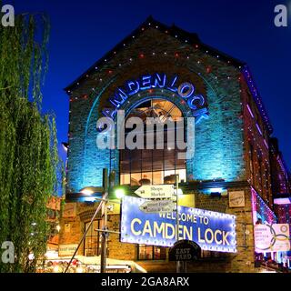 L'entrée du célèbre marché Camden Lock dans la ville de Camden à Londres, lors d'un après-midi d'hiver, avec des lumières bleues Banque D'Images