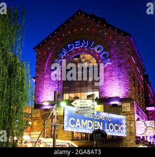 L'entrée du célèbre marché Camden Lock dans la ville de Camden à Londres, lors d'un après-midi d'hiver, avec des lumières violettes Banque D'Images
