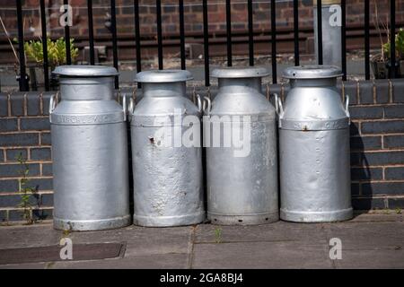 Les urnes à lait à l'ancienne utilisées pour recueillir le lait jusqu'à ce que l'Office de commercialisation du lait annonce que la collecte des désabonnements prendra fin le 31 juillet 1979 Banque D'Images