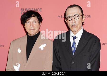 Ron et Russell Mael (à gauche), du duo pop-rock américain Sparks, assistent à la première britannique du Sundance London film Festival des Sparks Brothers au Picturehouse Central Cinema dans le centre de Londres. Date de la photo: Jeudi 29 juillet 2021. Le crédit photo devrait se lire: Aaron Chown/PA Wire Banque D'Images