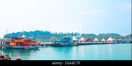 Bateaux de pêche et de plaisance amarrés à la jetée sur la mer. Voyages et tourisme en Thaïlande. Banque D'Images