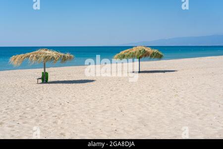 Deux plages de sable, mer méditerranée, Calabre Italie. Banque D'Images