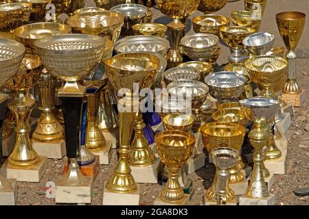Lot de trophées d'or vintage vendus sur le marché aux puces Banque D'Images