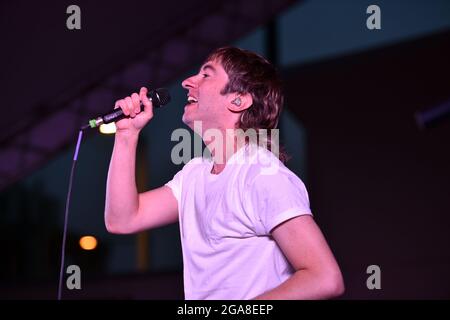 28 juillet 2021, Virginia Beach, Virginie, États-Unis: TOM HIGGENSON de Plain White T's s'amuse à la cromondose à la 31e rue à Virginia Beach, Virginie le 28 juillet 2021. Â© Jeff Moore (Credit image: © Jeff Moore/ZUMA Press Wire) Banque D'Images