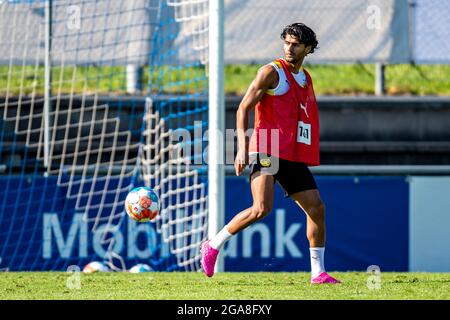 Bad Ragaz, Suisse. 29 juillet 2021. Football: Bundesliga, camp d'entraînement de Borussia Dortmund au terrain de sport de RI-au. Mahmoud Dahoud joue le ballon. Credit: David Inderlied/dpa/Alay Live News Banque D'Images