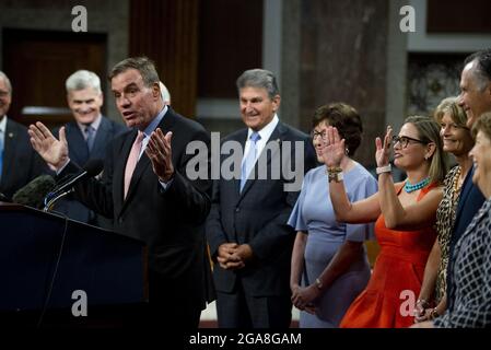 États-Unis le sénateur Mark Warner (démocrate de Virginie) fait des remarques après le vote sur la motion visant à invoquer le cloture pour procéder à l'étude de la H.R. 3684, la loi INVEST in America sur Capitol Hill à Washington, DC, le mercredi 28 juillet 2021. Le vote pour entamer la discussion sur le projet de loi bipartisan sur les infrastructures adopté par la Maison Blanche a été de 67 à 32. Si elle était adoptée, la loi investirait près de mille milliards de dollars dans les routes, les ponts, les ports et d'autres infrastructures sans augmentation d'impôts importante.photo de Rod Lamkey/CNP/ABACAPRESS.COM Banque D'Images