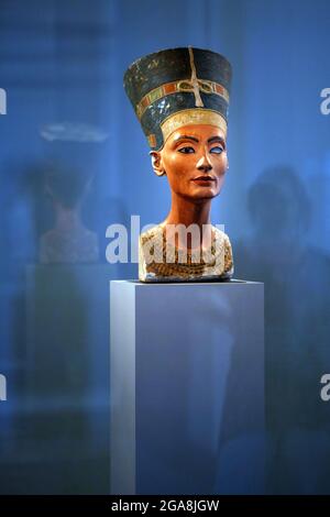 Buste en calcaire de Nefertiti, la grande épouse royale du pharaon égyptien Akhenaten. Situé dans le Musée Neues de Berlin, Allemagne Banque D'Images