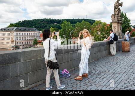 13 août 2017 Prague, République Tchèque. Les touristes asiatiques sont photographiés dans le fond des attractions de la ville. Les couples prennent des selfies contre Banque D'Images