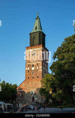 Turun tuomiokirkko ou la cathédrale de Turku illuminée par le soleil couchant à Turku, en Finlande Banque D'Images