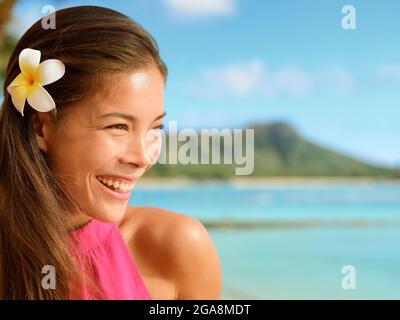 Bonne femme avec Frangipani Fleur dans les cheveux Banque D'Images