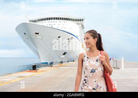 Croisière bateau vacances Happy Female Tourist sur Pier Banque D'Images