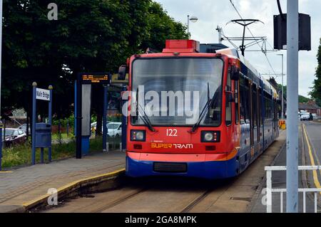 SHEFFIELD. YORKSHIRE DU SUD. ANGLETERRE. 07-10-21. Le pont Malin, situé en banlieue, est le terminus du système de tramway léger de la ville. Banque D'Images