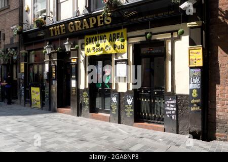 The Grapes Pub également connu sous le nom de Beatles Pub au 25 Mathew St Liverpool Angleterre Royaume-Uni Banque D'Images