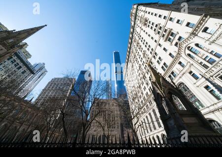 Lower Manhattan gratte-ciel autour de la Trinity Church à New York City NY USA le 7 2021 mars. Banque D'Images
