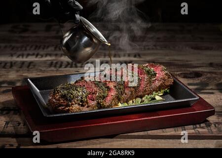 Steak de bœuf de style japonais en tranches assaisonné de sauce Banque D'Images