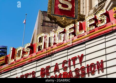 Los Angeles, Californie - États-Unis - 29 juillet 2021 : le Los Angeles Theatre, ouvert en 1931, un matin ensoleillé d'été dans la ville. Banque D'Images