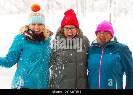 bonne famille marche en hiver par beau temps. profiter du temps passé ensemble en vacances Banque D'Images