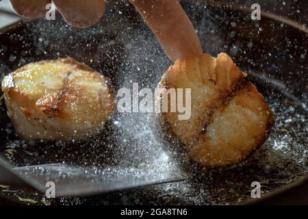 Processus de cuisson , gros plan cuisson du poisson avec beaucoup d'huile à l'aide de la poêle. Banque D'Images