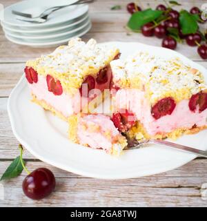 Gâteau au nuage de cerise. Pâte à croûte courte avec mousse délicate et cerises fraîches. Banque D'Images