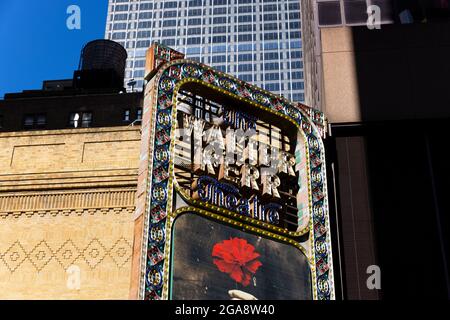 Un an après l'arrêt de Broadway en raison de la crise croissante de la COVID-19. Banque D'Images