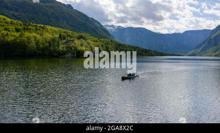 Vue aérienne d'un canoë avec pagayage pour deux personnes, sur une belle eau turquoise du lac Banque D'Images
