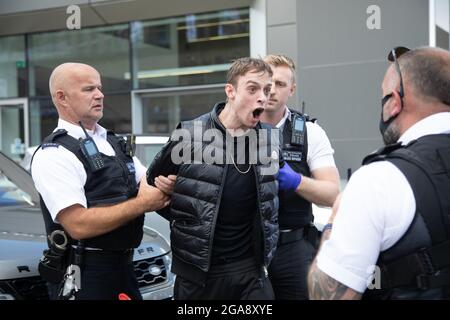 Londres, Royaume-Uni. 29 juillet 2021. Des officiers de l'opération Venise, qui s'attaque à un crime commis par des mobylettes, arrêtent un suspect à Battersea, Londres, après une poursuite. Crédit : Andy Sillett/Alay Live News Banque D'Images