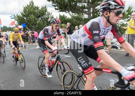 Malaucène, France. 07e juillet 2021. Tadej Pogacar (jaune) Suivez ses coéquipiers Brandon McNulty et Mikkel Bjerg pendant la montée du Mont-Ventoux au Tour de France 2021.la 11e étape du Tour de France 2021 a lieu entre Sorgues et Malaucène avec une double ascension du Mont-Ventoux. Le vainqueur de la scène est Wout Van Aert. (Photo de Laurent Coust/SOPA Images/Sipa USA) crédit: SIPA USA/Alay Live News Banque D'Images