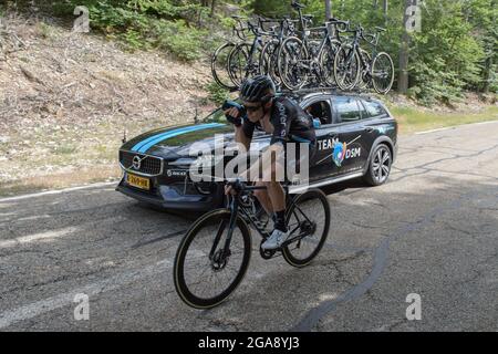 Malaucène, France. 07e juillet 2021. Soren Kragh Andersen en action pendant la montée du Mont-Ventoux au Tour de France 2021. Il s'est classé 156 de la scène.la 11e étape du Tour de France 2021 a lieu entre Sorgues et Malaucene avec une double ascension du Mont-Ventoux. Le vainqueur de la scène est Wout Van Aert. (Photo de Laurent Coust/SOPA Images/Sipa USA) crédit: SIPA USA/Alay Live News Banque D'Images