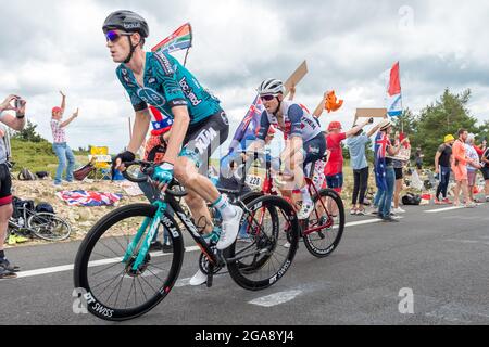 Malaucène, France. 07e juillet 2021. (De L à R) Pierre Rolland et Bauke Mollema en action lors de la montée du Mont-Ventoux en Tour de France 2021.la 11e étape du Tour de France 2021 se déroule entre Sorgues et Malaucène avec une double ascension du Mont-Ventoux. Le vainqueur de la scène est Wout Van Aert. (Photo de Laurent Coust/SOPA Images/Sipa USA) crédit: SIPA USA/Alay Live News Banque D'Images