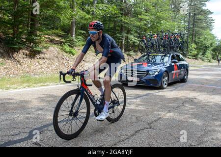 Malaucène, France. 07e juillet 2021. Luke Rowe en action lors de la montée du Mont-Ventoux en Tour de France 2021. Il a atteint la ligne d'arrivée en dehors du temps et il a été disqualifié.la 11e étape du Tour de France 2021 a lieu entre Sorgues et Malaucene avec une double ascension du Mont-Ventoux. Le vainqueur de la scène est Wout Van Aert. (Photo de Laurent Coust/SOPA Images/Sipa USA) crédit: SIPA USA/Alay Live News Banque D'Images