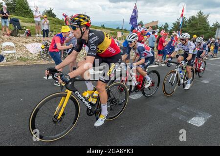 Malaucène, France. 07e juillet 2021. (De L à R) Wout Van Aert dirigeant Kenny Elissonde, Julian Alaphippe et Julien Bernard lors de la première montée du Mont-Ventoux en Tour de France 2021.la 11e étape du Tour de France 2021 se déroule entre Sorgues et Malaucene avec une double ascension du Mont-Ventoux. Le vainqueur de la scène est Wout Van Aert. (Photo de Laurent Coust/SOPA Images/Sipa USA) crédit: SIPA USA/Alay Live News Banque D'Images