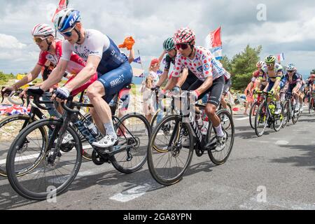 Malaucène, France. 07e juillet 2021. André Greipel (devant) suivi de Nairo Quintana (maillot à points rouges) en action pendant la montée du Mont-Ventoux en Tour de France 2021.la 11e étape du Tour de France 2021 se déroule entre Sorgues et Malaucène avec une double ascension du Mont-Ventoux. Le vainqueur de la scène est Wout Van Aert. (Photo de Laurent Coust/SOPA Images/Sipa USA) crédit: SIPA USA/Alay Live News Banque D'Images