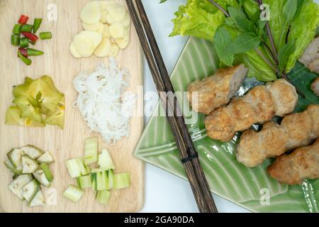 Vue de dessus de l'emballage vietnamien de meatball avec des légumes. Une alimentation saine. Banque D'Images