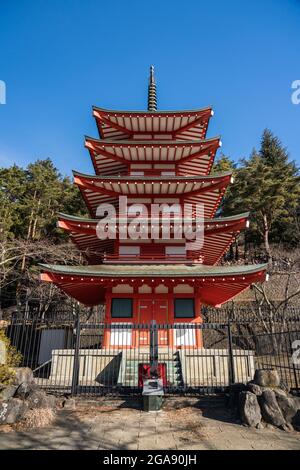 Pagode Chureito rouge. Célèbre sanctuaire Shinto dans le parc Arakurayama Sengen sur une colline en face du Mont Fuji. Banque D'Images