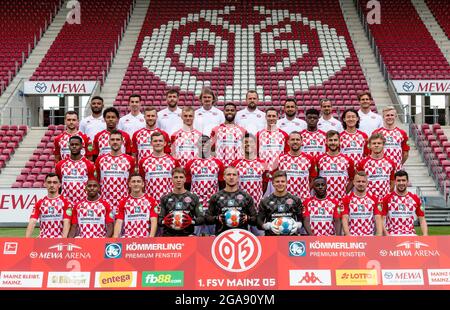 29 juillet 2021, Rhénanie-Palatinat, Mayence: Football: Bundesliga, FSV Mainz 05, photo de l'équipe: Première rangée: Tijan Njie (analyse vidéo), Vincent Lorenz (analyse vidéo), Patrick Kaniuth (co-formateur), Stephan Kuhnert (gardien de but), Bo Svensson (entraîneur-chef), Babak Keyhanald Grüfar (entraîneur-chef de performance), Jonas Herzven (chef adjoint). Responsable de la performance) Moyen-Haut: Kevin Stöger, Jean-Paul Boetius, Silvan Widmer, Niklas Tauer, Jeremiah St. juste, Dominik Kohr, Anderson Lucoqui, Jae-sung Lee, Jonathan Burkardt milieu bas: Edimillon Fernandes, Stefan Bell, Luca Banque D'Images