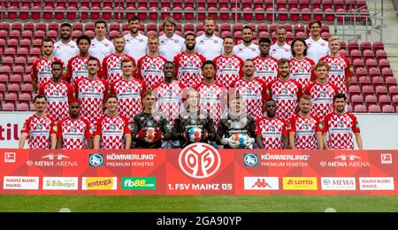 29 juillet 2021, Rhénanie-Palatinat, Mayence: Football: Bundesliga, FSV Mainz 05, photo de l'équipe: Première rangée: Tijan Njie (analyse vidéo), Vincent Lorenz (analyse vidéo), Patrick Kaniuth (co-formateur), Stephan Kuhnert (gardien de but), Bo Svensson (entraîneur-chef), Babak Keyhanald Grüfar (entraîneur-chef de performance), Jonas Herzven (chef adjoint). Responsable de la performance) Moyen-Haut: Kevin Stöger, Jean-Paul Boetius, Silvan Widmer, Niklas Tauer, Jeremiah St. juste, Dominik Kohr, Anderson Lucoqui, Jae-sung Lee, Jonathan Burkardt milieu bas: Edimillon Fernandes, Stefan Bell, Luca Banque D'Images