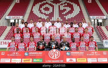 29 juillet 2021, Rhénanie-Palatinat, Mayence: Football: Bundesliga, FSV Mainz 05, photo de l'équipe: Première rangée: Tijan Njie (analyse vidéo), Vincent Lorenz (analyse vidéo), Patrick Kaniuth (co-formateur), Stephan Kuhnert (gardien de but), Bo Svensson (entraîneur-chef), Babak Keyhanald Grüfar (entraîneur-chef de performance), Jonas Herzven (chef adjoint). Responsable de la performance) Moyen-Haut: Kevin Stöger, Jean-Paul Boetius, Silvan Widmer, Niklas Tauer, Jeremiah St. juste, Dominik Kohr, Anderson Lucoqui, Jae-sung Lee, Jonathan Burkardt milieu bas: Edimillon Fernandes, Stefan Bell, Luca Banque D'Images